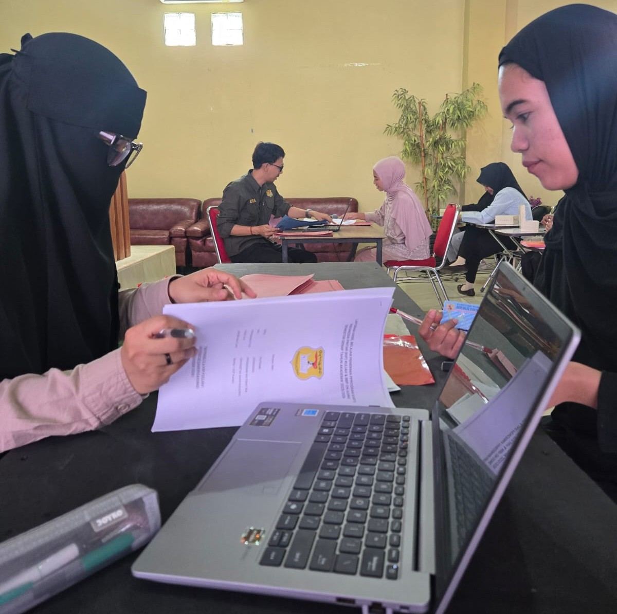 Tim Pengelola memeriksa berkas mahasiswa penerima KIP Kuliah